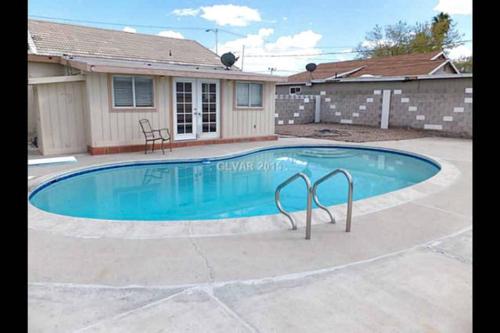 Adorable House Only A Few Miles From The Strip (آدورابل هاوس اونلی آ فو میلس فروم  استریپ) 