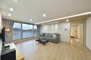 Geoje Jisefo Family Residence Living Area