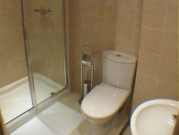 Earle House Serviced Apartments Bathroom