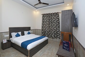 Hotel Redisston @ Noida Guestroom