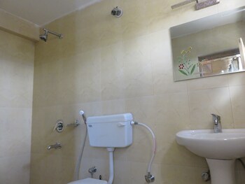 Hotel Nezer Holiday Inn (هتل نزر هالیدی این) Bathroom