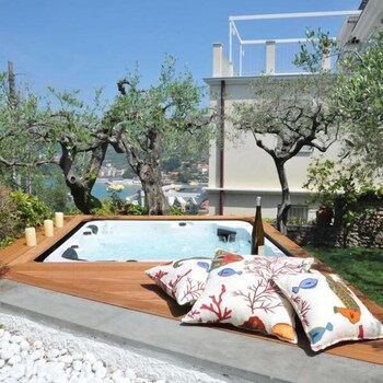 Velamica Resort Outdoor Spa Tub