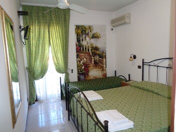 Hotel Ristorante Pizzeria Le Voilier Guestroom