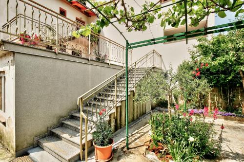 Lanza Apartments 