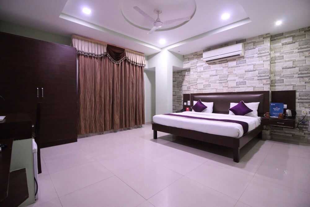 Hotel Silver Oak Guestroom
