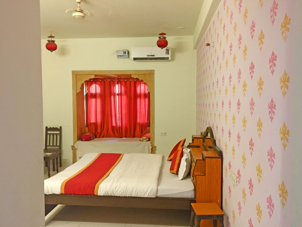 Hotel Marina Mahal Guestroom