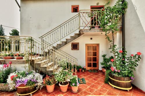 Lanza Apartments 