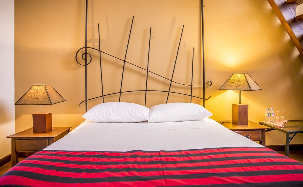 Thotupola Lakeside Resort Guestroom