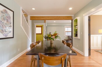 6 Luxurious 6br Seattle Home In-Room Dining