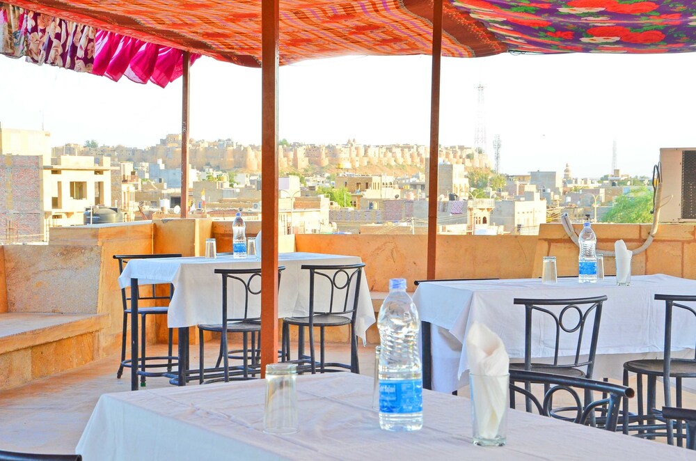 Hotel Marina Mahal Outdoor Dining