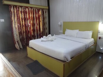 Gold India Beach Resort Guestroom