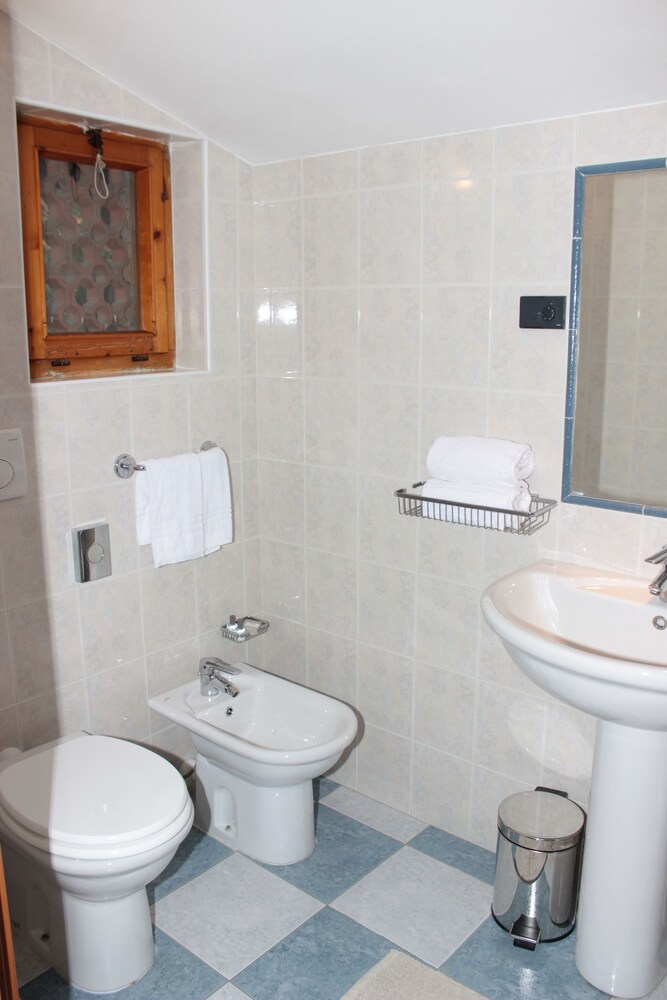 Albergo Navene Bathroom