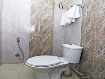 Oyo 18803 Smart Inn Bathroom