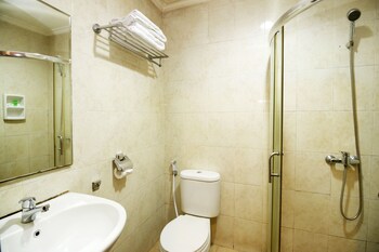 Airy Kertak Baru Ilir Lambung Mangkurat 32 Banjarmasin Bathroom