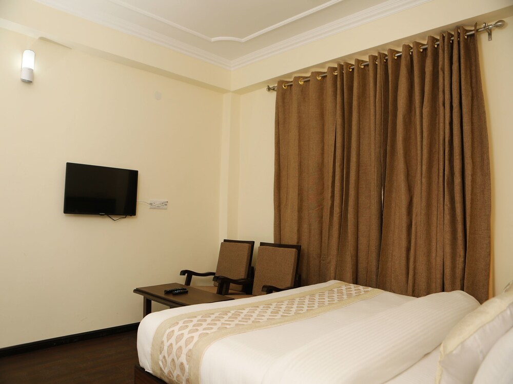 Oyo 11490 Hotel Royal Hill Guestroom