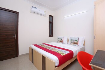 Oyo 9381 Near Dlf Cyber City Guestroom