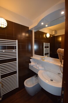 Hotel Piandineve (هتل پیاندینو) Bathroom