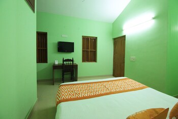 Oyo 8839 Near Vadackal Beach Road Guestroom