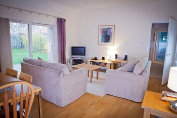West Fenton Court (وست فنتون كورت) Living Area