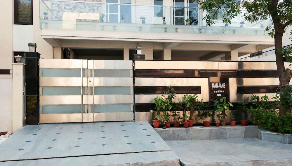 Oyo Rooms Noida Botanical Garden 