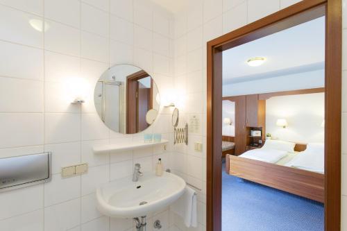 Guesthouse 329 (گست هاوس ۳۲۹) 