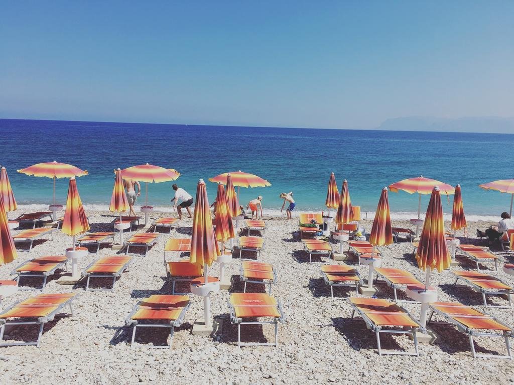 Sulla Spiaggia Di Guidaloca 