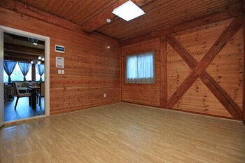 Muju Moon River Pension Guestroom