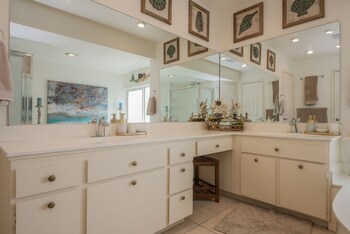 Luxurious 6br 7min To Las Vegas Strip Bathroom Amenities