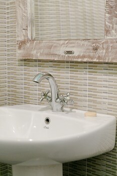Bedspace Beach Bathroom