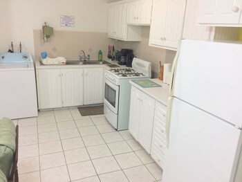 Cumber's Tropical Apartments In-Room Kitchen