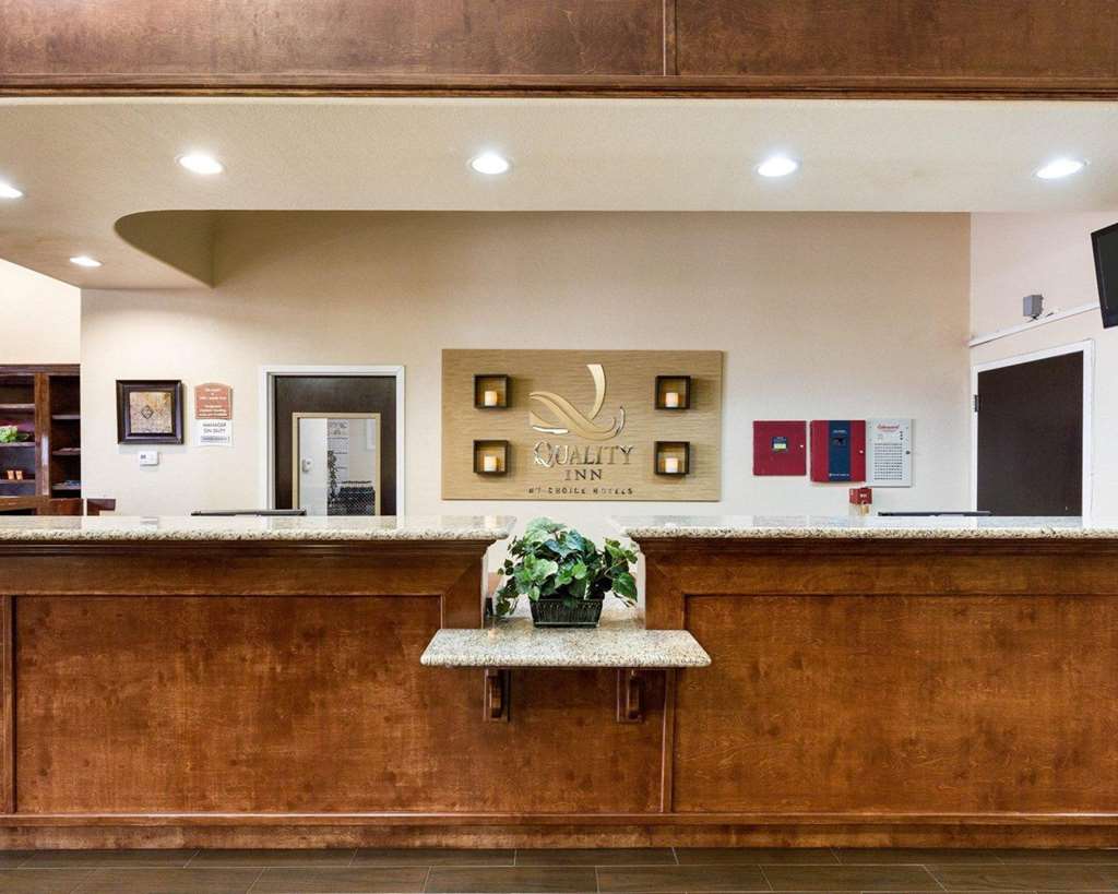 Quality Suites (کوالیتی سوئیتس) Lobby view