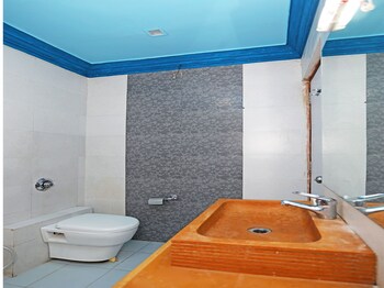 Oyo 1397 Rana Villa Bathroom