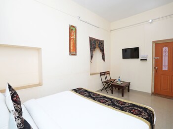 Oyo 3415 Hotel Heera Court Guestroom