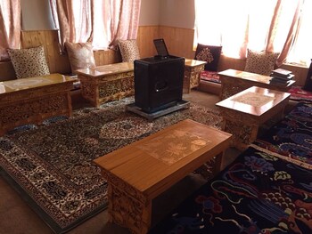 Chakshi Guest House Lobby Sitting Area