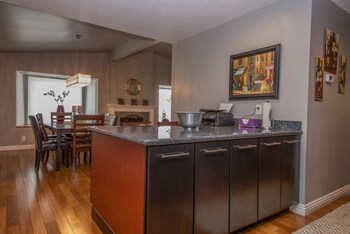 Immaculate 4bed 7min To Vegas Strip In-Room Dining