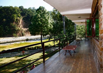 Corbett Riverside Resort 