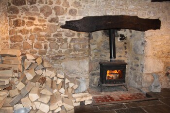The Chainbridge Inn ( چینبریدج این) Fireplace