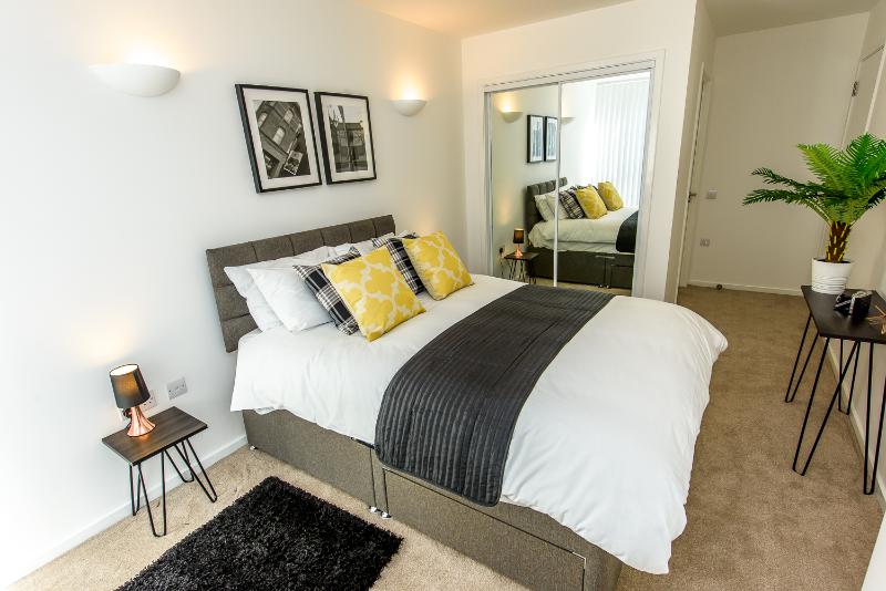Approved Serviced Apartments Skyline Room