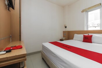 Reddoorz Plus Near Galaxy Bekasi Featured Image