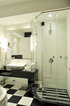 Radisson Blu Hotel Lusaka Bathroom Shower
