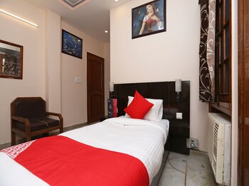 Oyo 14390 Hotel Samrat Guestroom