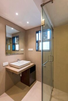 Zondela Inn Luxury Apartments Bathroom