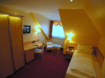 Hotel Mack (هتل ماک) 