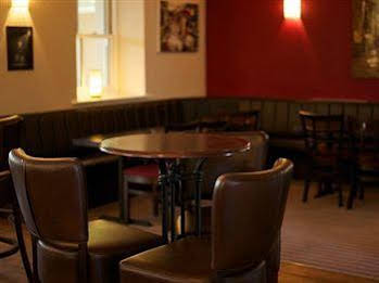 The Three Horseshoes Hotel ( تهری هورسشئوس هتل) 