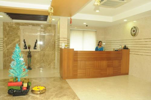 Ponnis Grand Inn (پونیس گرند این) 