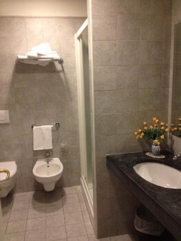 Hotel Dora Bathroom