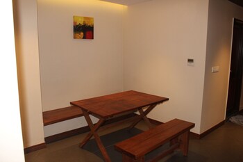 River Banks Madaparambil Resort (ریور بانكس ماداپارامبیل ریزورت) In-Room Dining