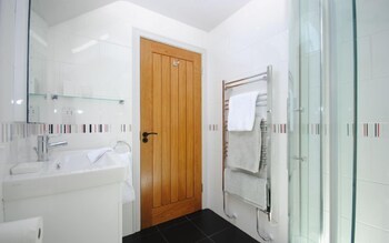 Oldbury Cottage Easthampnett 358958 Bathroom