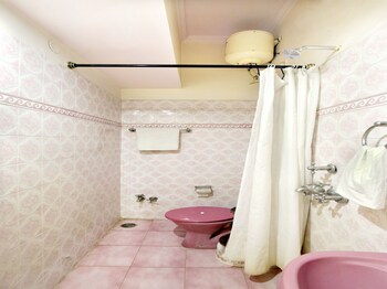 Oyo 966 Hotel Sallow International Bathroom