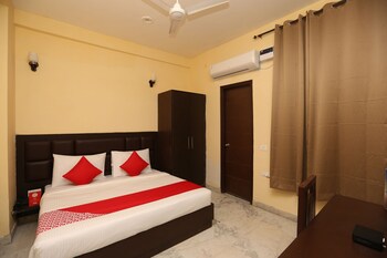 Oyo 16562 Flagship Sector 11 Guestroom
